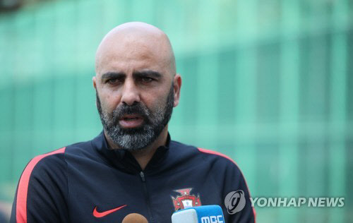 29일 충남 천안축구센터에서 포르투갈 U-20 축구대표팀의 에밀리우 페이세 감독이 취재진과 인터뷰하고 있다. <연합뉴스>